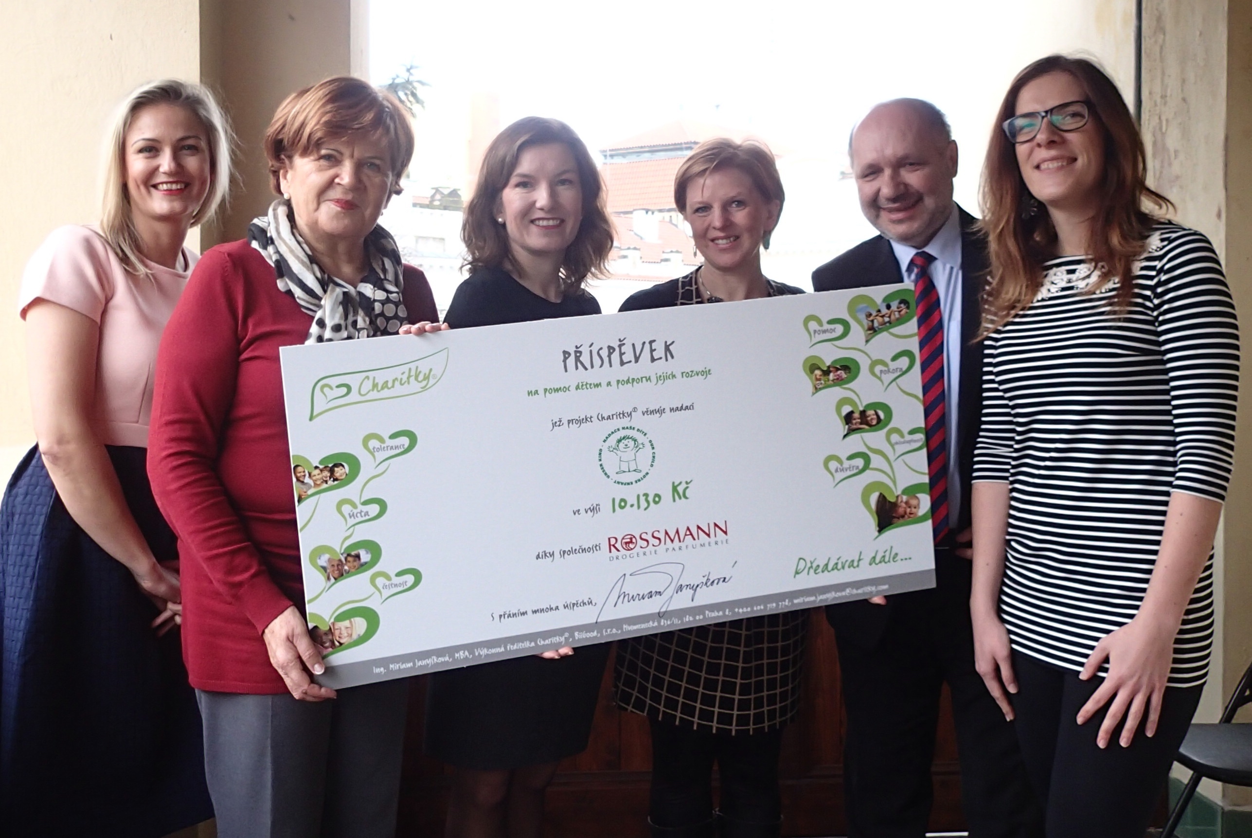 A handover of a symbolic cheque for Viktorie and Dan A handover of a symbolic cheque for Viktorie and Dan